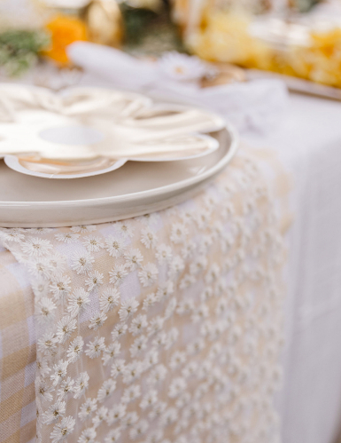 Chemin de table voile brodé blanc et or 24cm x 3m à fleurs