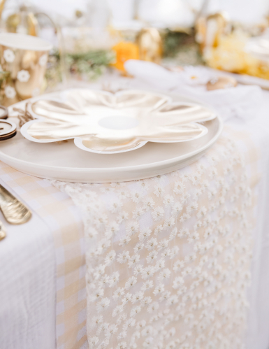Chemin de table voile brodé blanc et or 24cm x 3m à fleurs