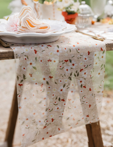 Chemin de table tissu beige, blanc, vert et pêche 26cmx5m à motifs floraux
