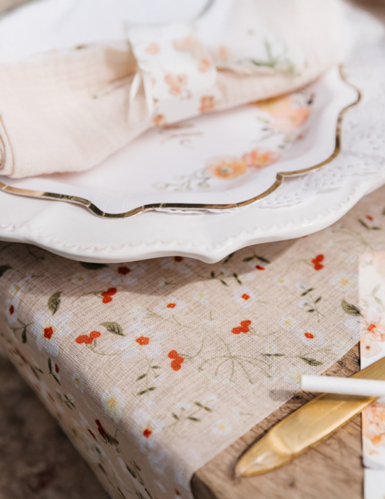 Chemin de table tissu beige, blanc, vert et pêche 26cmx5m à motifs floraux