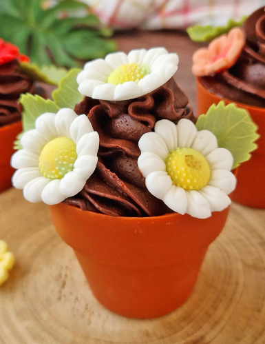 12 Décorations en sucre marguerites et feuilles vertes 3cm