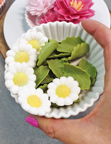 12 Décorations en sucre marguerites et feuilles vertes 3cm