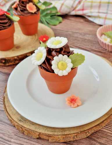 12 Décorations en sucre marguerites et feuilles vertes 3cm