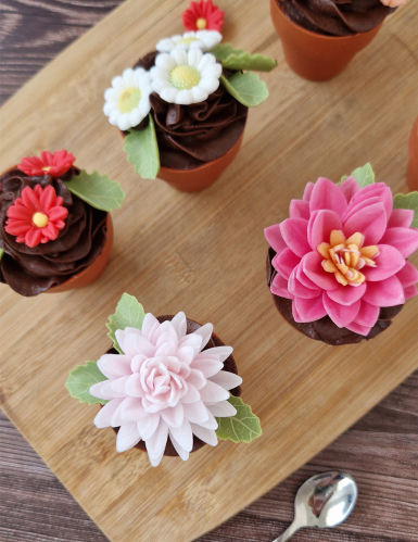 12 Décorations en sucre marguerites et feuilles vertes 3cm