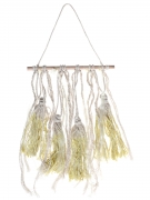 Suspension en bois pompons jaune 24 x 50 cm décoration bohème mariage